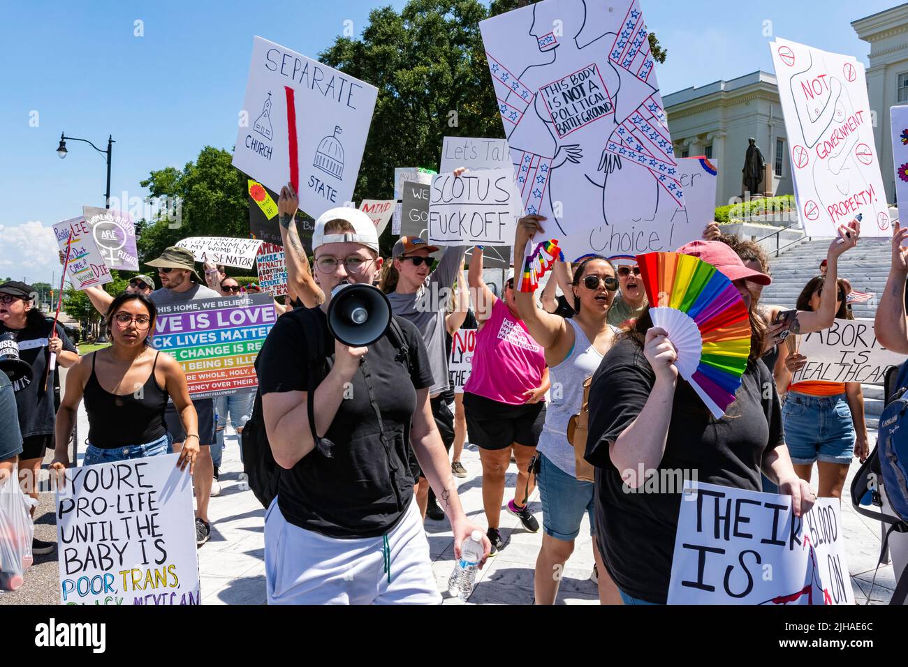 Montgomery, Alabama, EE.UU. - 4 de julio de 2022: Manifestantes marcharon en el centro de Montgomery en apoyo de los derechos reproductivos de las mujeres tras el Supre Foto de stock