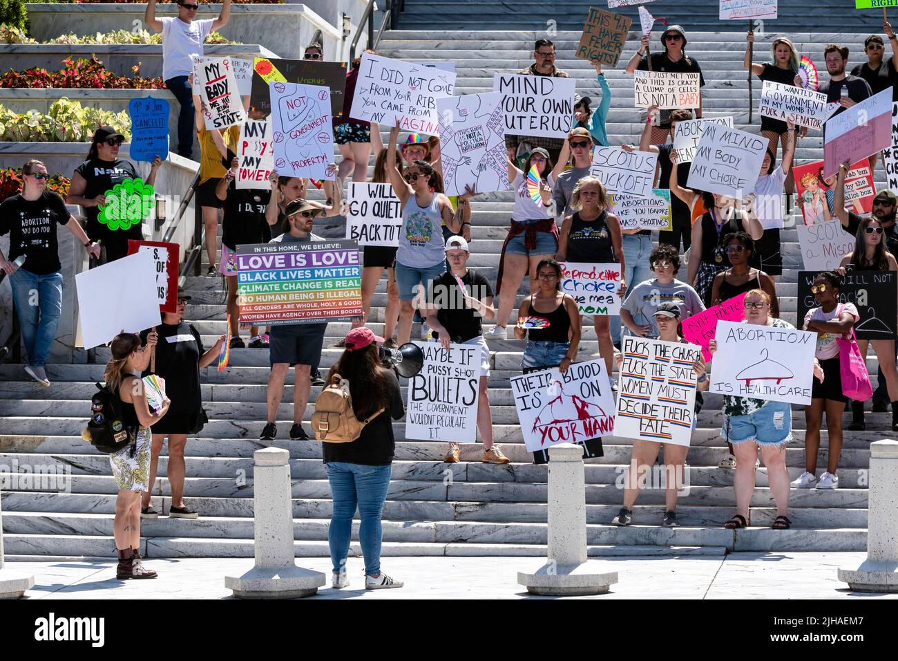 Montgomery, Alabama, EE.UU. - 4 de julio de 2022: Manifestantes marcharon en el centro de Montgomery en apoyo de los derechos reproductivos de las mujeres tras el Supre Foto de stock