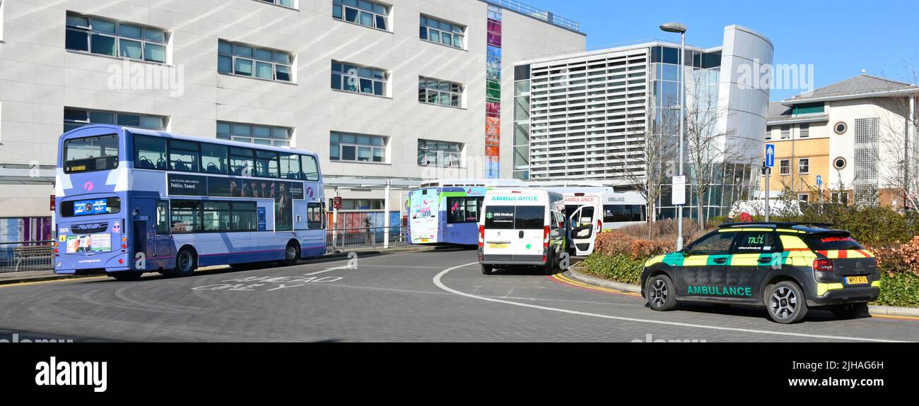 Parada de autobús y salida paciente ambulancias privadas estacionamiento entrada a NHS Broomfield Hospital nacional de servicios de salud centro de salud Chelmsford Inglaterra Reino Unido Foto de stock