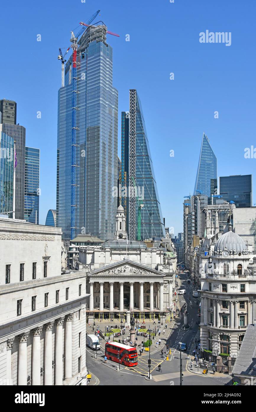 Ciudad de Londres horizonte 22 Bishopsgate sitio de construcción de rascacielos por encima del histórico edificio Royal Exchange y cruce de carreteras Inglaterra UK Foto de stock