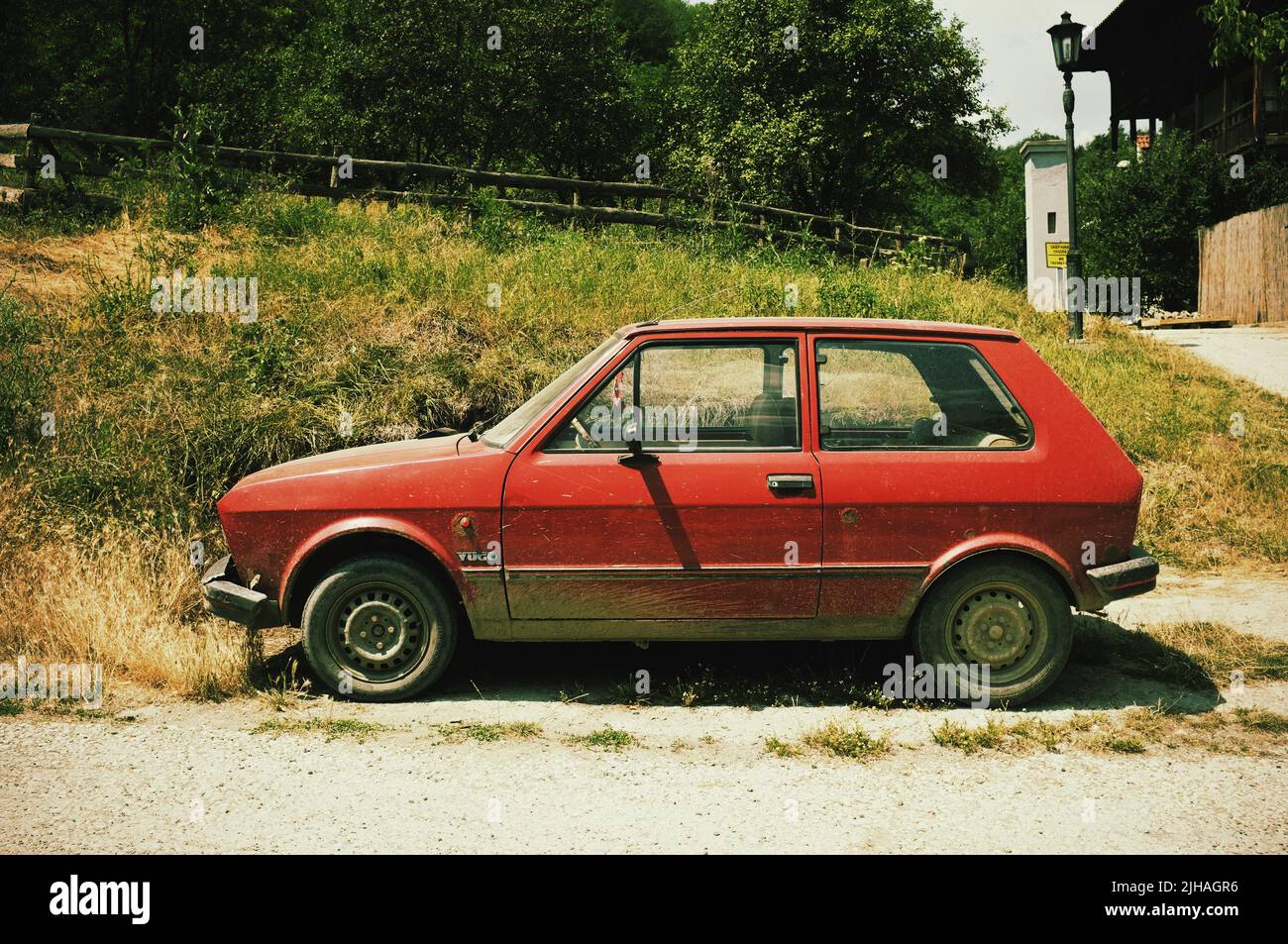 Viejo coche Yugo en Serbia Foto de stock