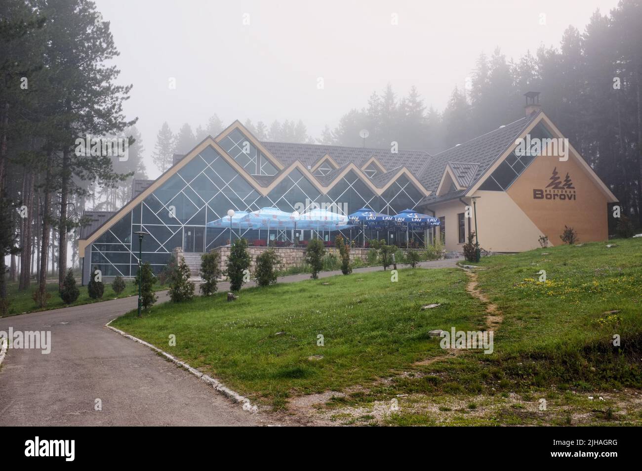 hotel alpino en la niebla de la montaña Sjenica en Serbia Foto de stock