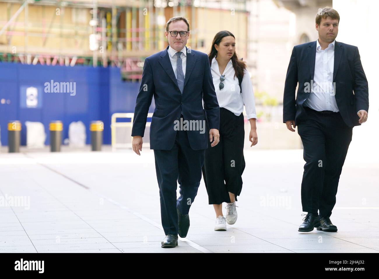 Tom Tugendhat (centro) llega a la BBC Broadcasting House en Londres, para aparecer en el programa de actualidad BBC One, el domingo por la mañana. Fecha de la foto: Domingo 17 de julio de 2022. Foto de stock