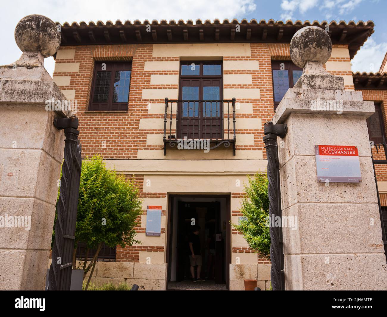 Alcalá de Henares, España - 18 de junio de 2022: Columnas de entrada en la casa museo lugar de nacimiento del escritor Miguel Cervantes, autor de Don Quijote Foto de stock