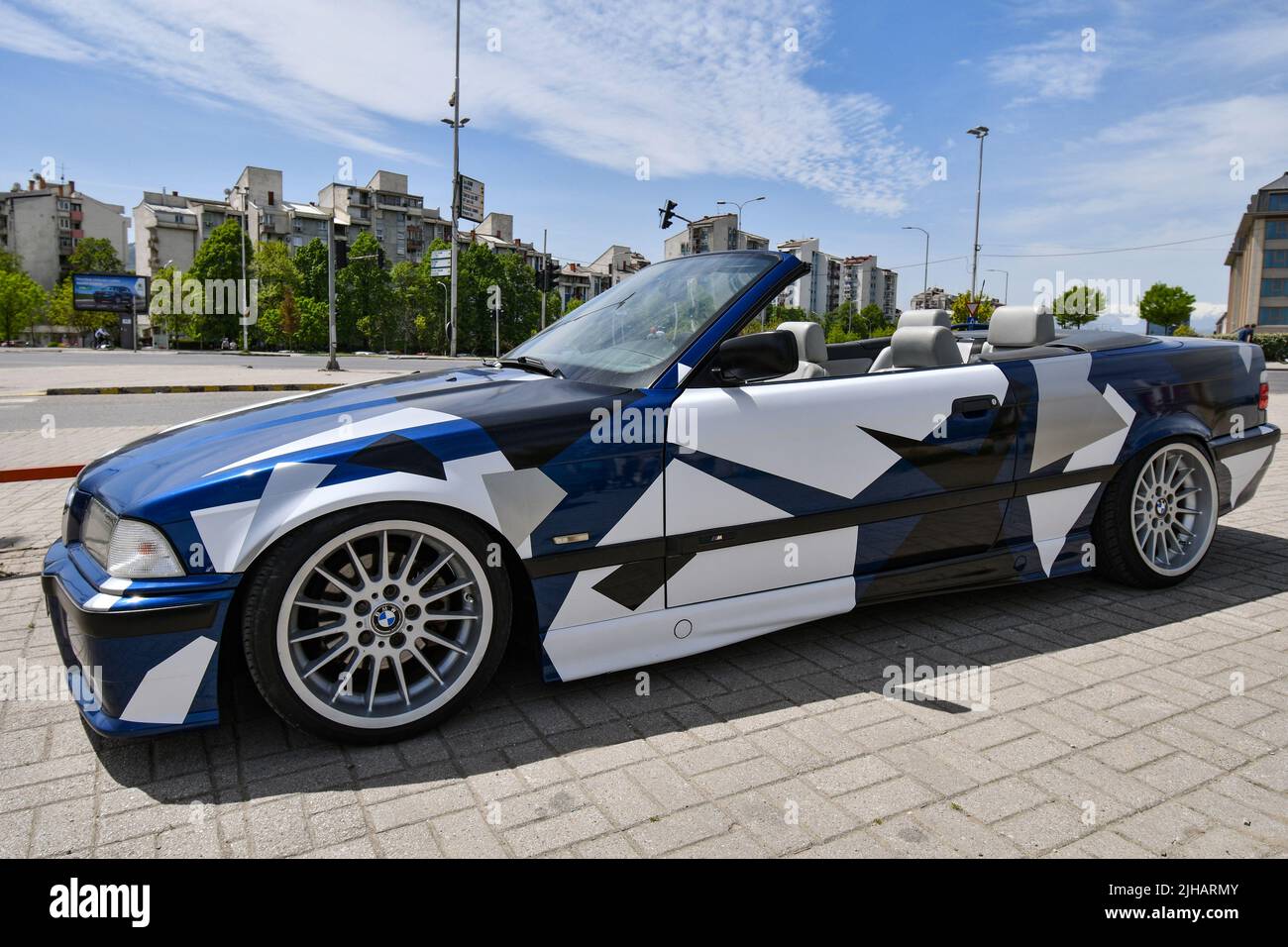 Vista del coche deportivo BMW 3 E36 cabriolet con llantas deportivas y  cubiertas con calcomanías estacionadas en la calle Fotografía de stock -  Alamy