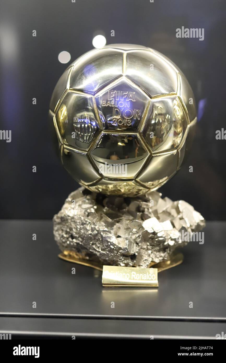 Ballon d'Or. Bola de Oro. Premio al mejor jugador de fútbol durante una temporada. Premio en la gira del Santiago Bernabu, en Madrid, España. Foto de stock