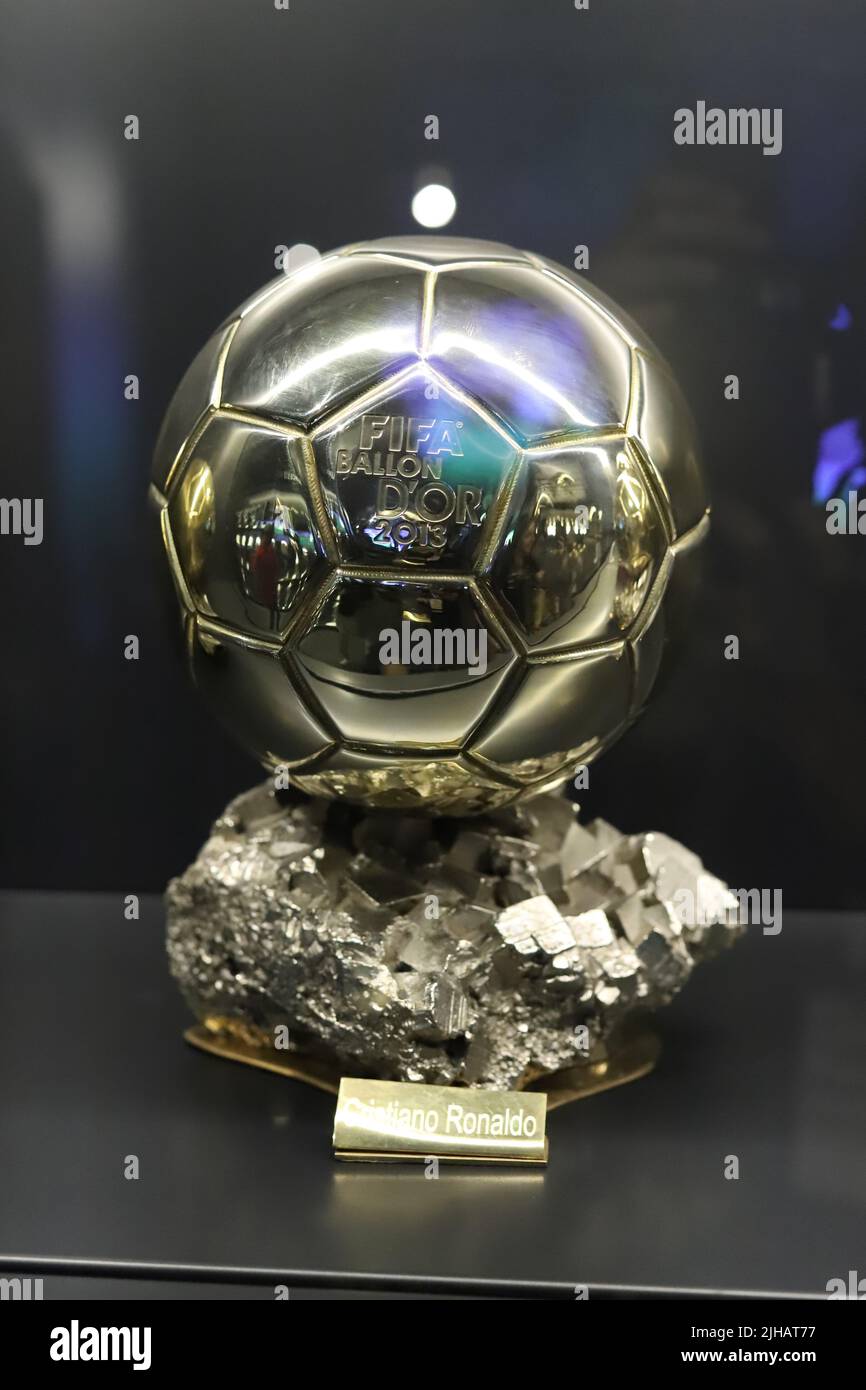 Ballon d'Or. Bola de Oro. Premio al mejor jugador de fútbol durante una temporada. Premio en la gira del Santiago Bernabu, en Madrid, España. Foto de stock