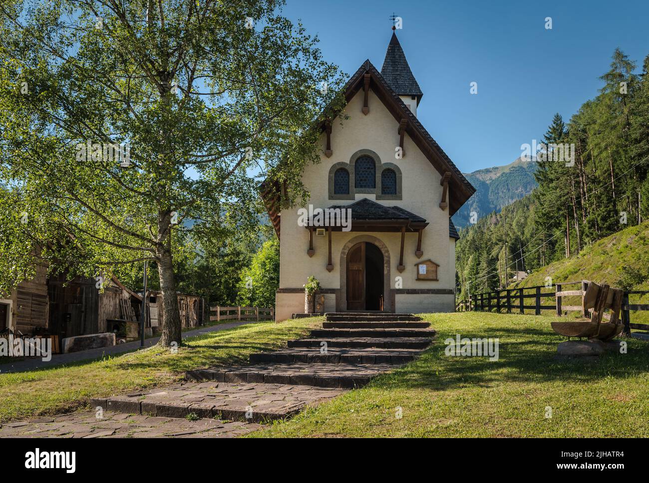 Iglesia de Nuestra Señora de los Dolores de Sava. La pequeña iglesia del Valle de Stava - pueblo de Tesero, Valle de Fiemme . Trentino Alto Adige, norte de Italia - Europa Foto de stock