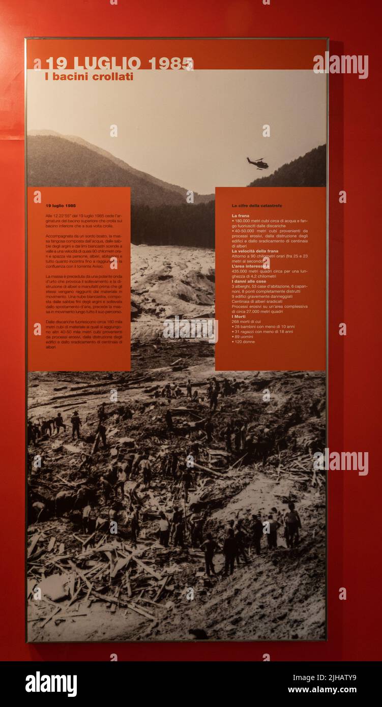 Centro de información y sendero conmemorativo en memoria del desastre del Valle di Stava 19 de julio de 1985. Tesero, provincia de Trento - Trentino Alto Adige - Italia Foto de stock