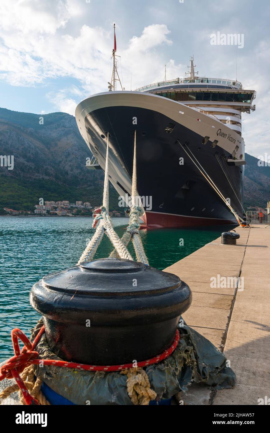 Crucero Queen Victoria amarrado en el muelle de Kotor en la bahía de Kotor, Montenegro Foto de stock
