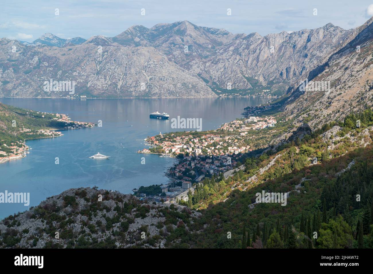 Vista panorámica de la Bahía de Kotor, vista desde la plataforma de observación. Montenegro. Foto de stock