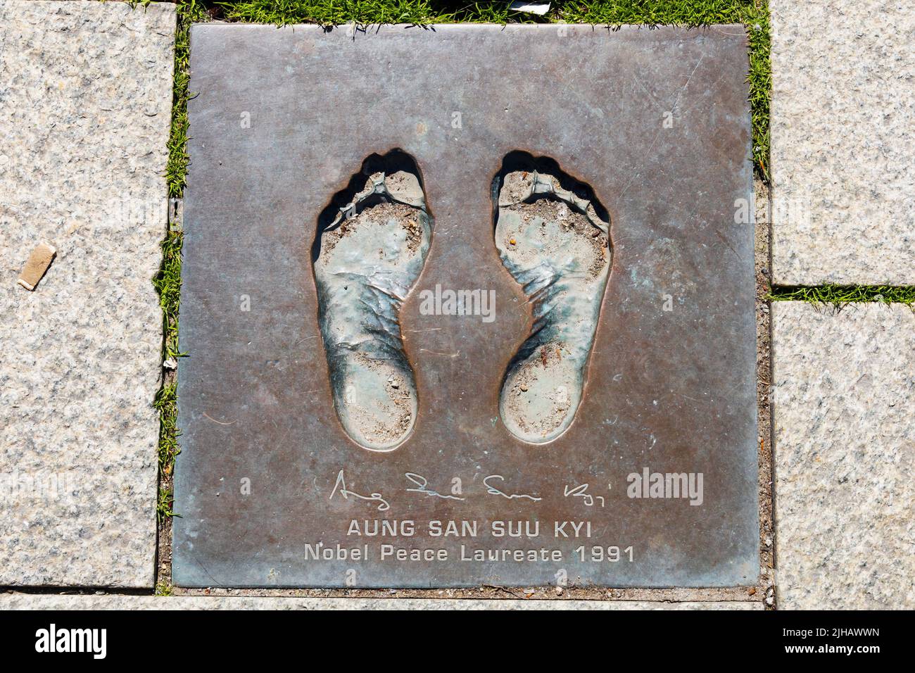 Aung San Suu Kyi, ganadora del Premio Nobel de la Paz, huellas de bronce en el Camino de la Paz, Vagen, Stavanger, Noruega. Foto de stock