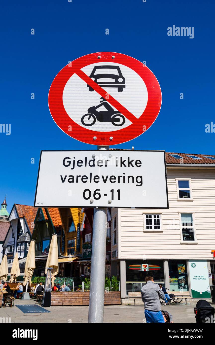 Señal de tráfico que prohíbe coches y motocicletas entre las 06:00 y las 11 h. Skagenkaien, Stavanger, Noruega Foto de stock
