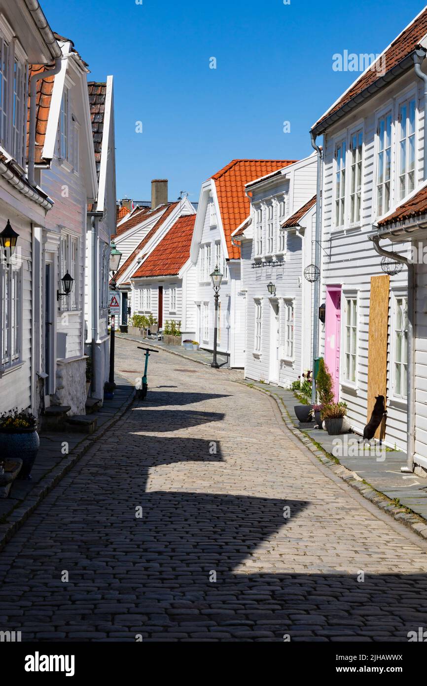 Casas tradicionales noruegas pintadas de madera en Øvre Strandgate, Stavanger, Noruega. Foto de stock
