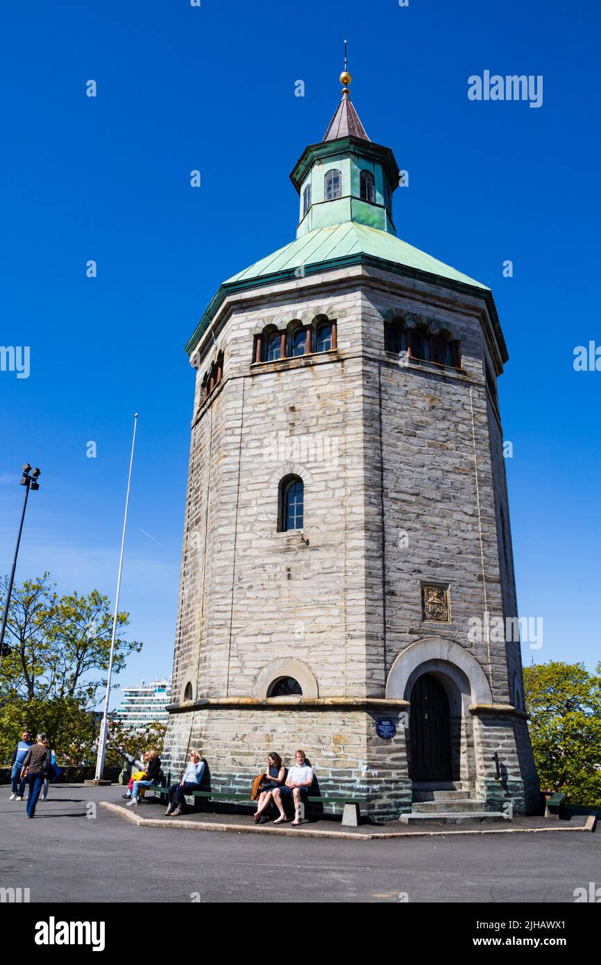 La torre Watchmens, la torre Valberg, con gente sentada en la base. Stavanger, Noruega Foto de stock