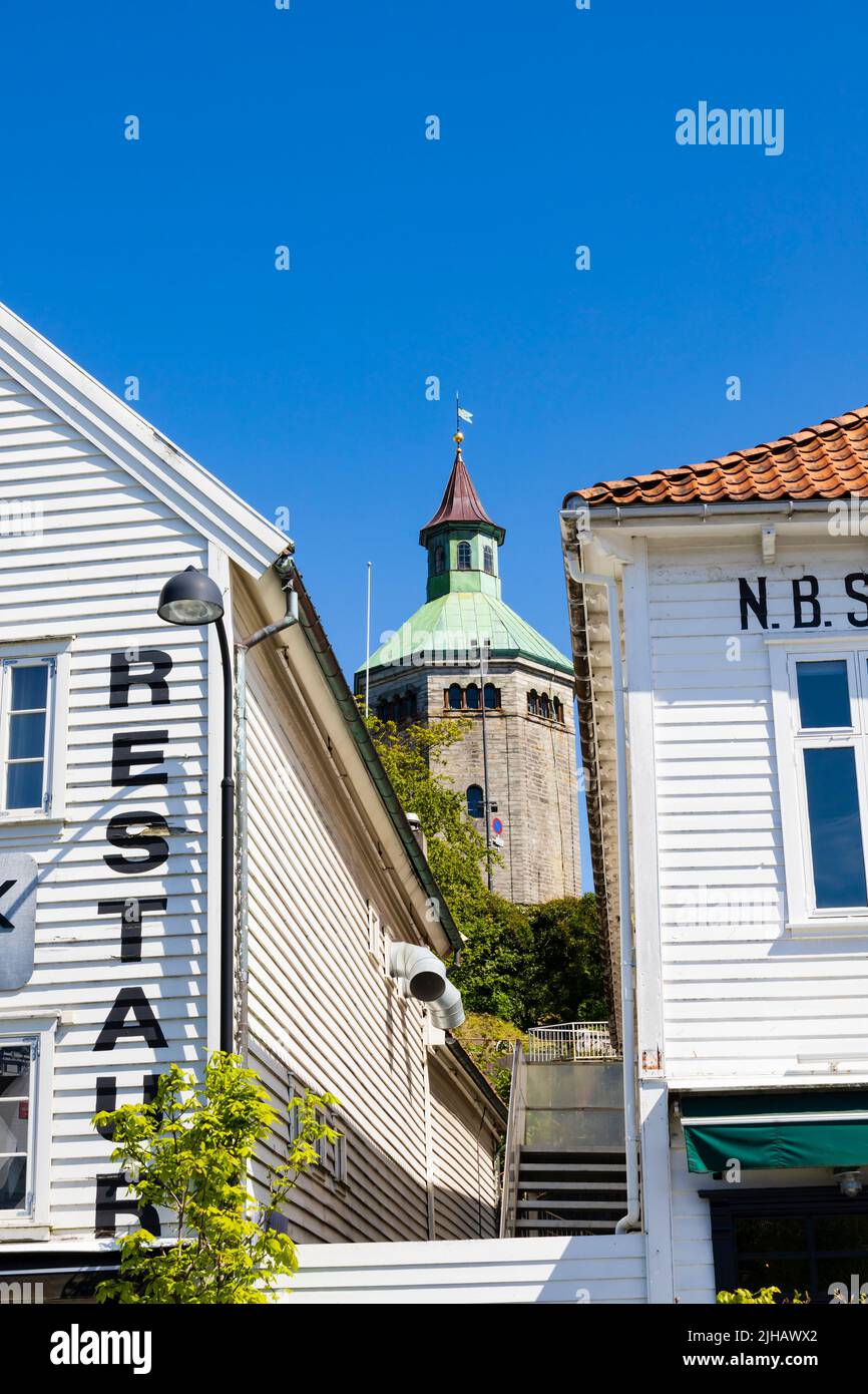 La torre Watchmens, la torre Valberg, entre los tradicionales almacenes pintados de blanco, que ahora se utilizan como restaurantes en Skagenkaien, Stavanger, Foto de stock
