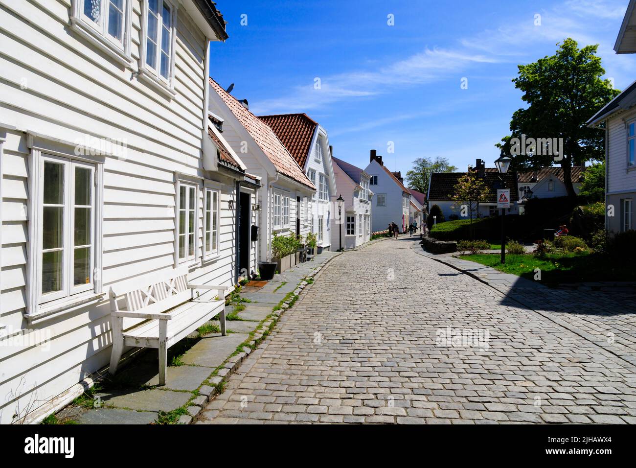 Casas tradicionales noruegas pintadas en madera blanca en Øvre Strandgate, Stavanger, Noruega. Foto de stock