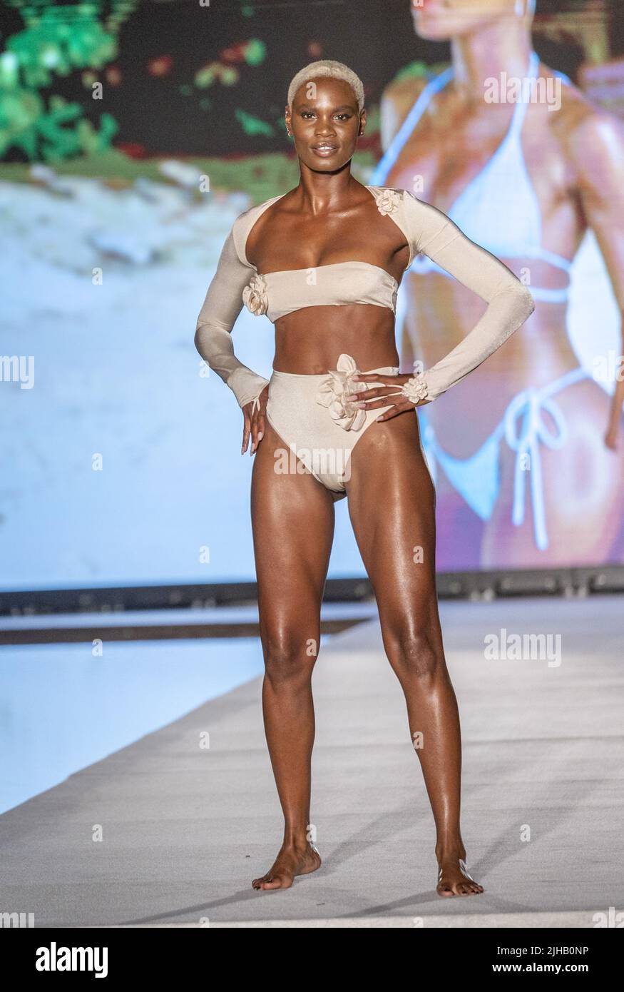 Ashley Byrd camina en el espectáculo de pista de 2022 Sports Illustrated Swimming en el hotel W en Miami Beach, Florida el sábado 16 de julio de 2022. Foto de Gary I Rothstein/UPI Foto de stock