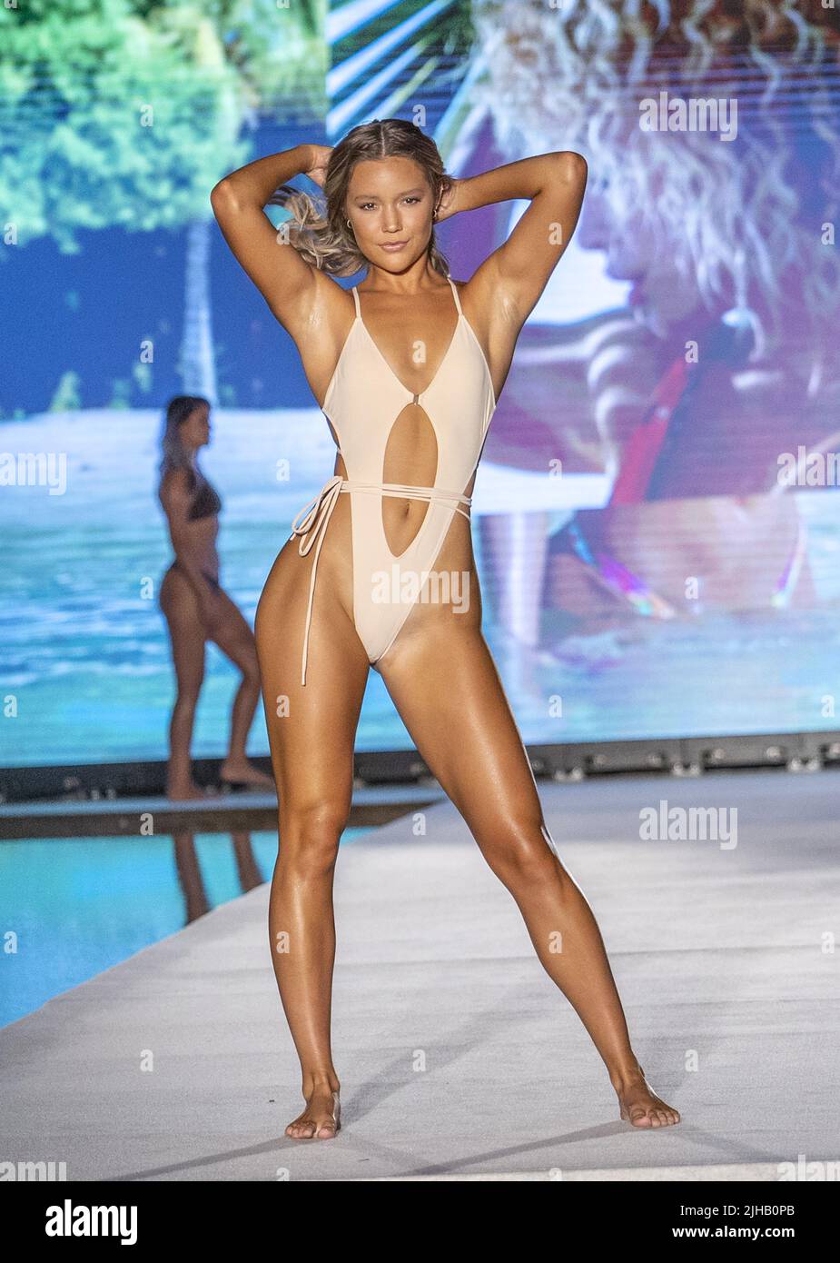 Olivia Ponton camina en el show de pista de 2022 Sports Illustrated Swimming en el hotel W en Miami Beach, Florida, el sábado 16 de julio de 2022. Foto de Gary I Rothstein/UPI Foto de stock