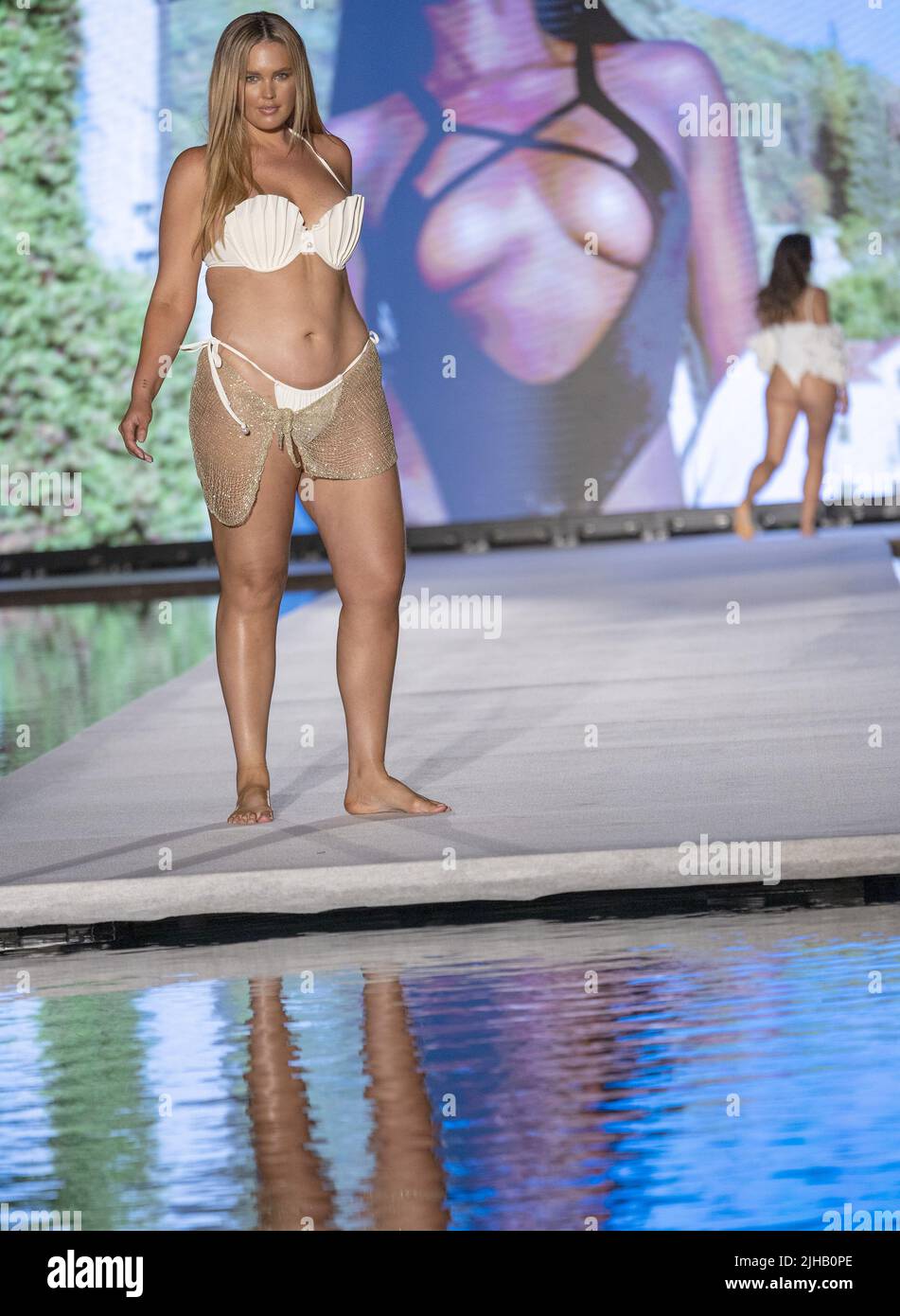 Georgina Burke camina en el espectáculo de pista de 2022 Sports Illustrated Swimming en el hotel W en Miami Beach, Florida el sábado 16 de julio de 2022. Foto de Gary I Rothstein/UPI Foto de stock