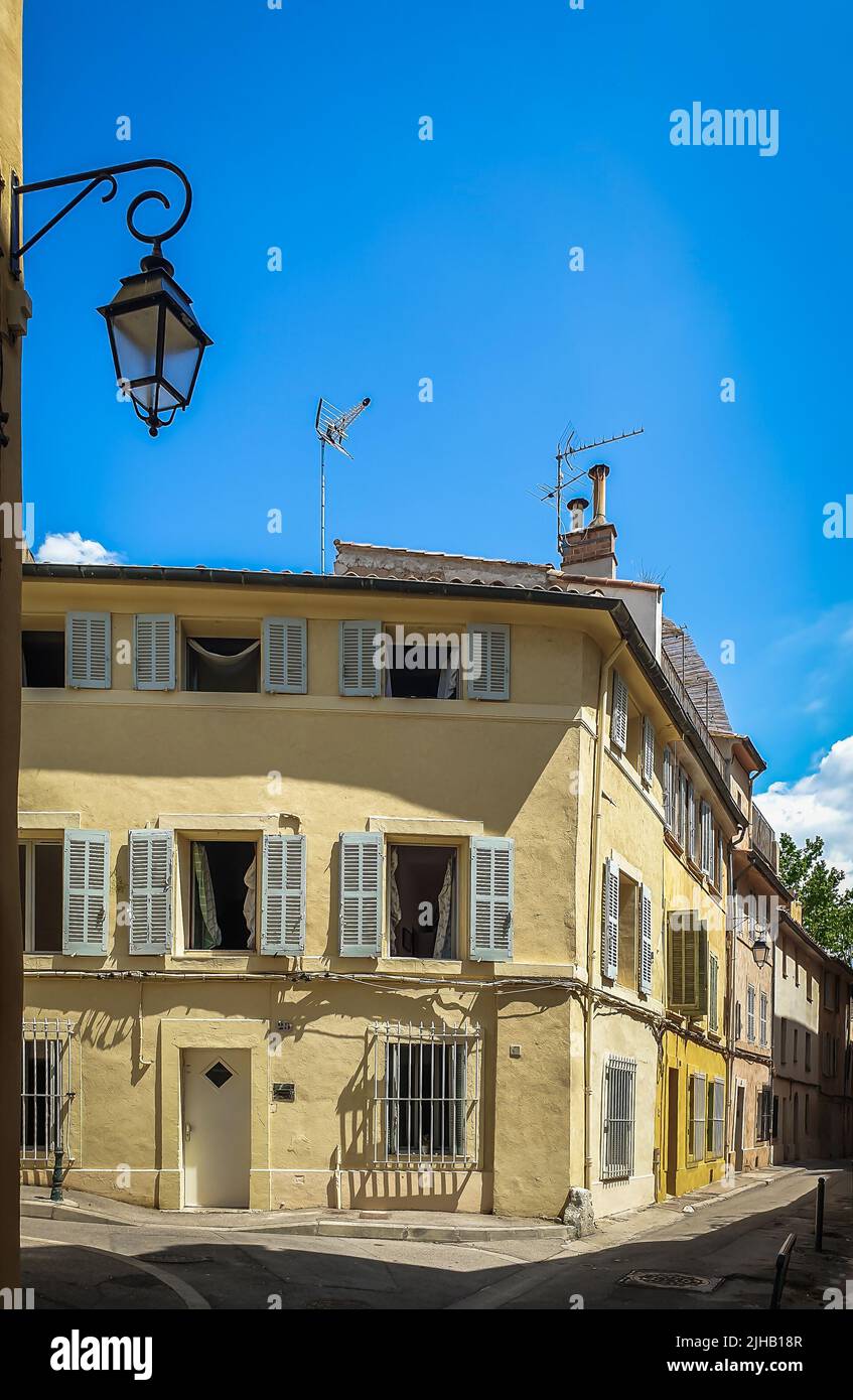 AIX-en-Provence, Francia, mayo de 2022, vista de un edificio de esquina en Provenza Foto de stock