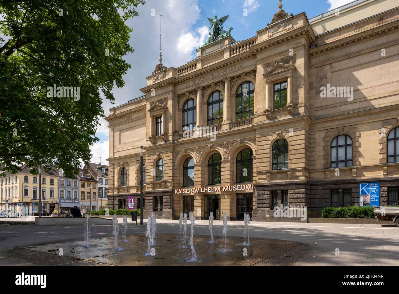 Krefeld, Museo Kaiser Wilhelm, 1894−1897 von Hugo Koch erbaut,Erweiterung 1905−1912 Eingangsfassade nach Neugestaltung des Joseph-Beuys-Platz Foto de stock