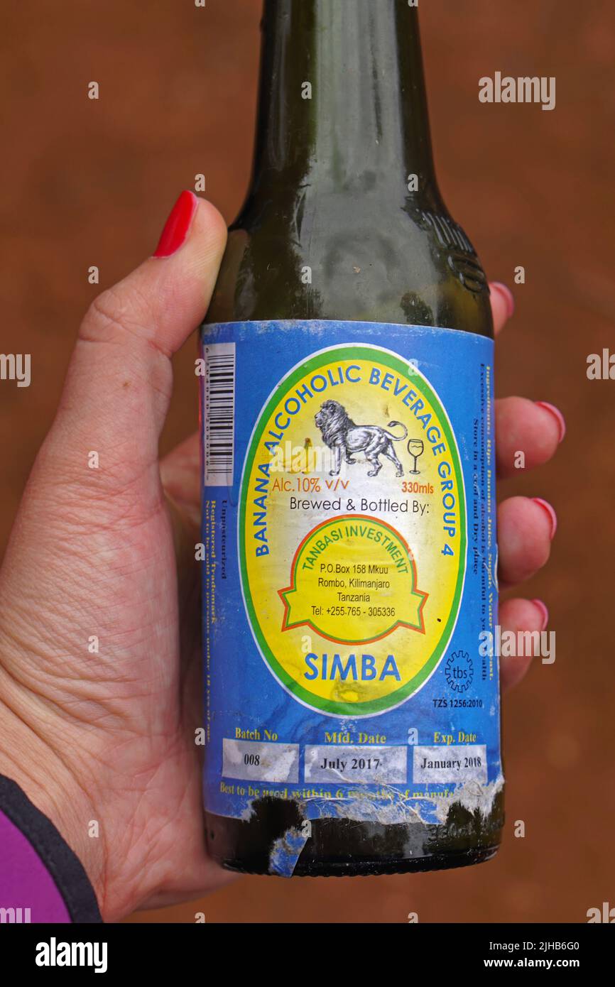 Dar es Salaam, Tanzania - 14 de julio de 2017: Botella de Simba plátano bebida alcohólica grupo cuatro de Kilimanjaro, África. Foto de stock