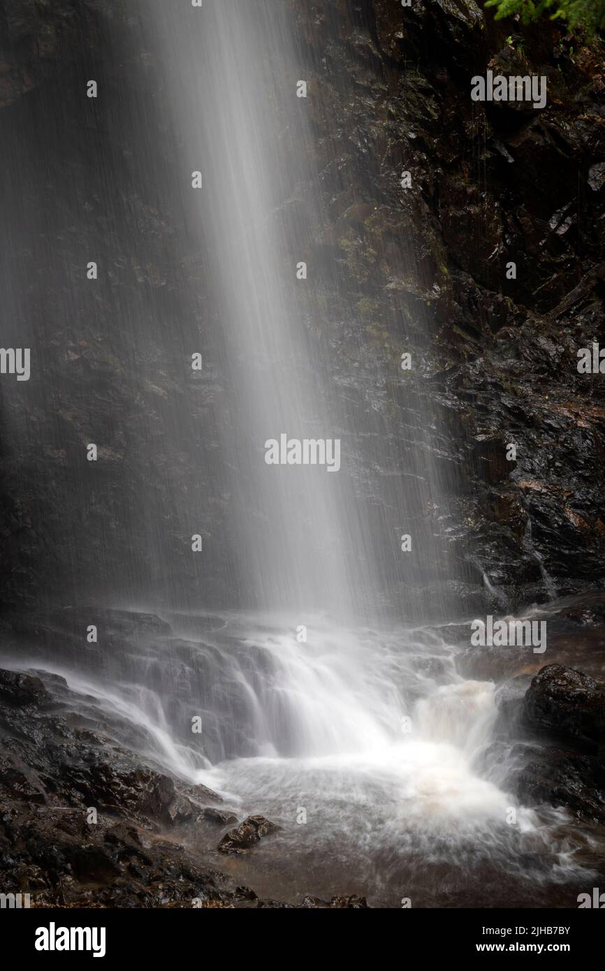 Plodda Falls (gaélico: EAS Ploda) es una cascada, situada a 5 km al suroeste del pueblo de Tomich, cerca de Glen Affric, en las Tierras Altas de Escocia. Foto de stock