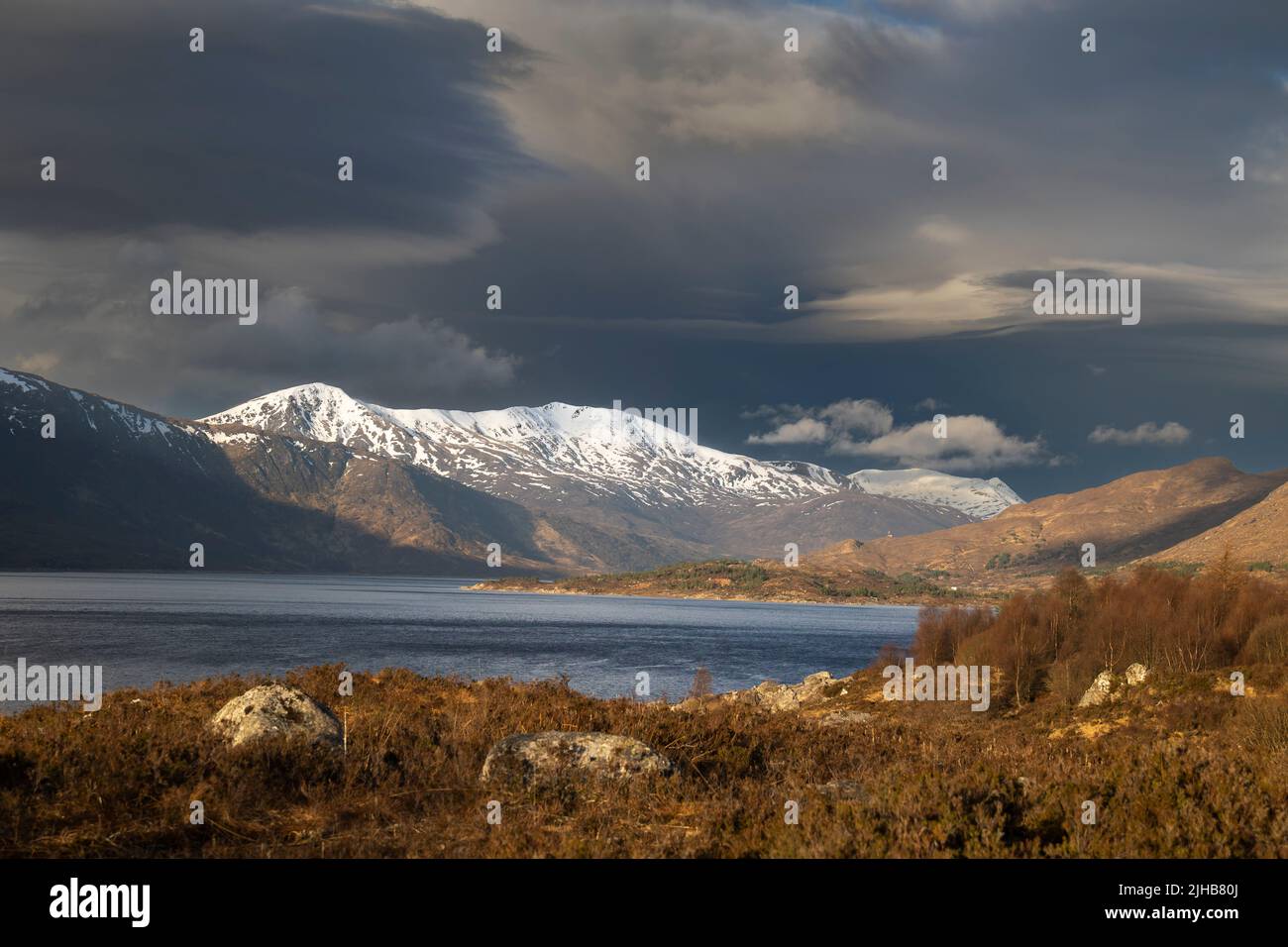 Montañas nevadas, Loch Cluanie, Highlands Escocia Foto de stock
