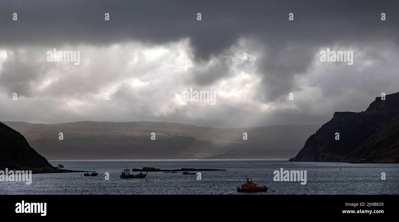 Vista a través del puerto de Portree hacia Raasay, Skye, Escocia Foto de stock