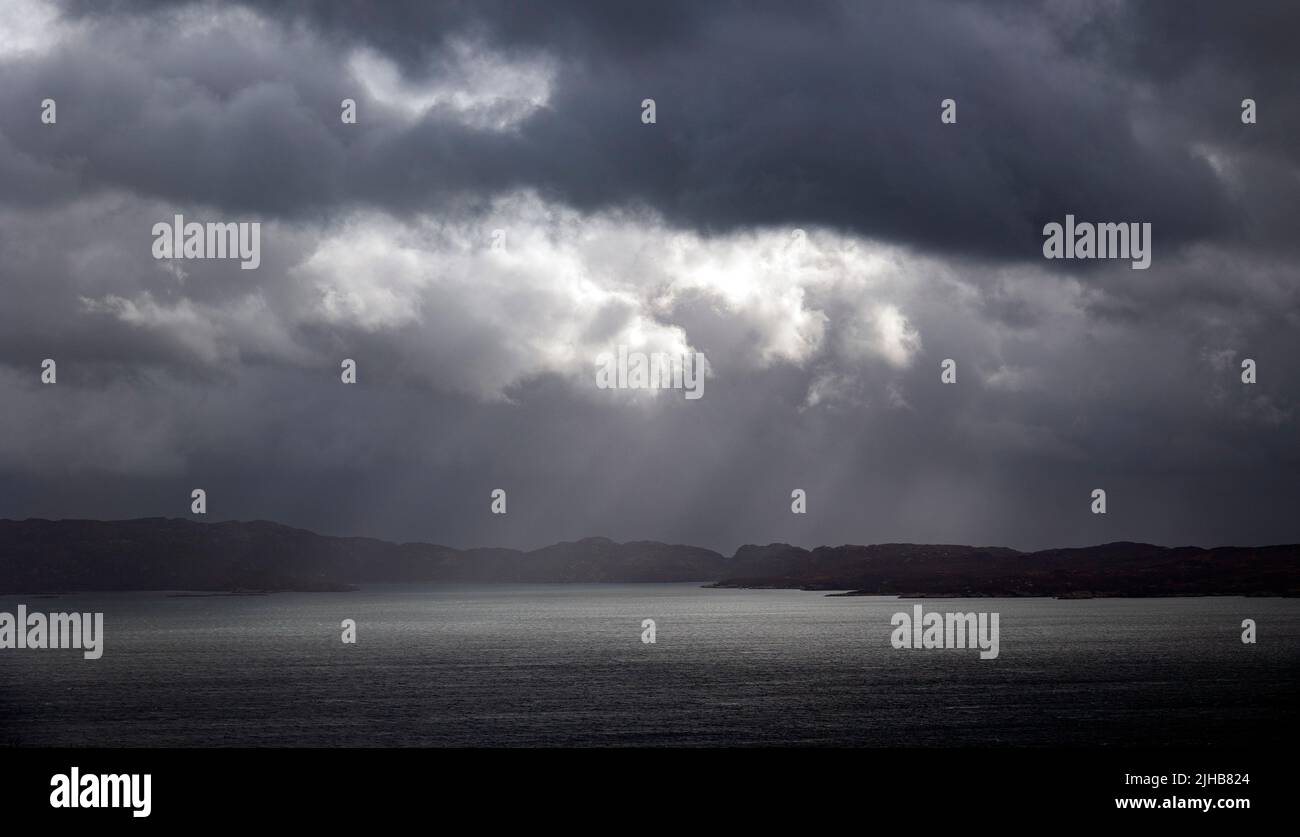 Vista a través del puerto de Portree hacia Raasay, Isla de Skye, Escocia Foto de stock