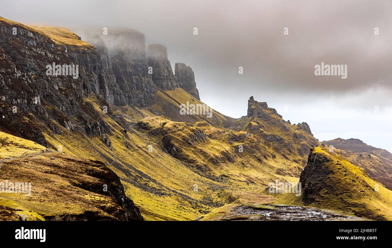 El Quiraing, (Cuith-Raiing), cara oriental de Meall na Suiramach, Trotternish, Isla de Skye, Escocia Foto de stock