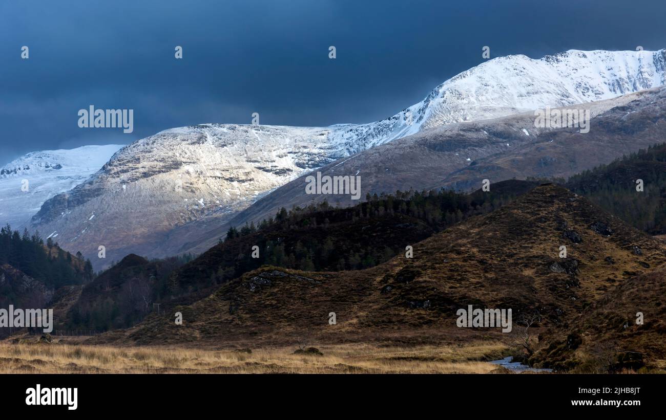 Nieve en las cimas, Glenshiel, Tierras Altas del noroeste de Escocia Foto de stock
