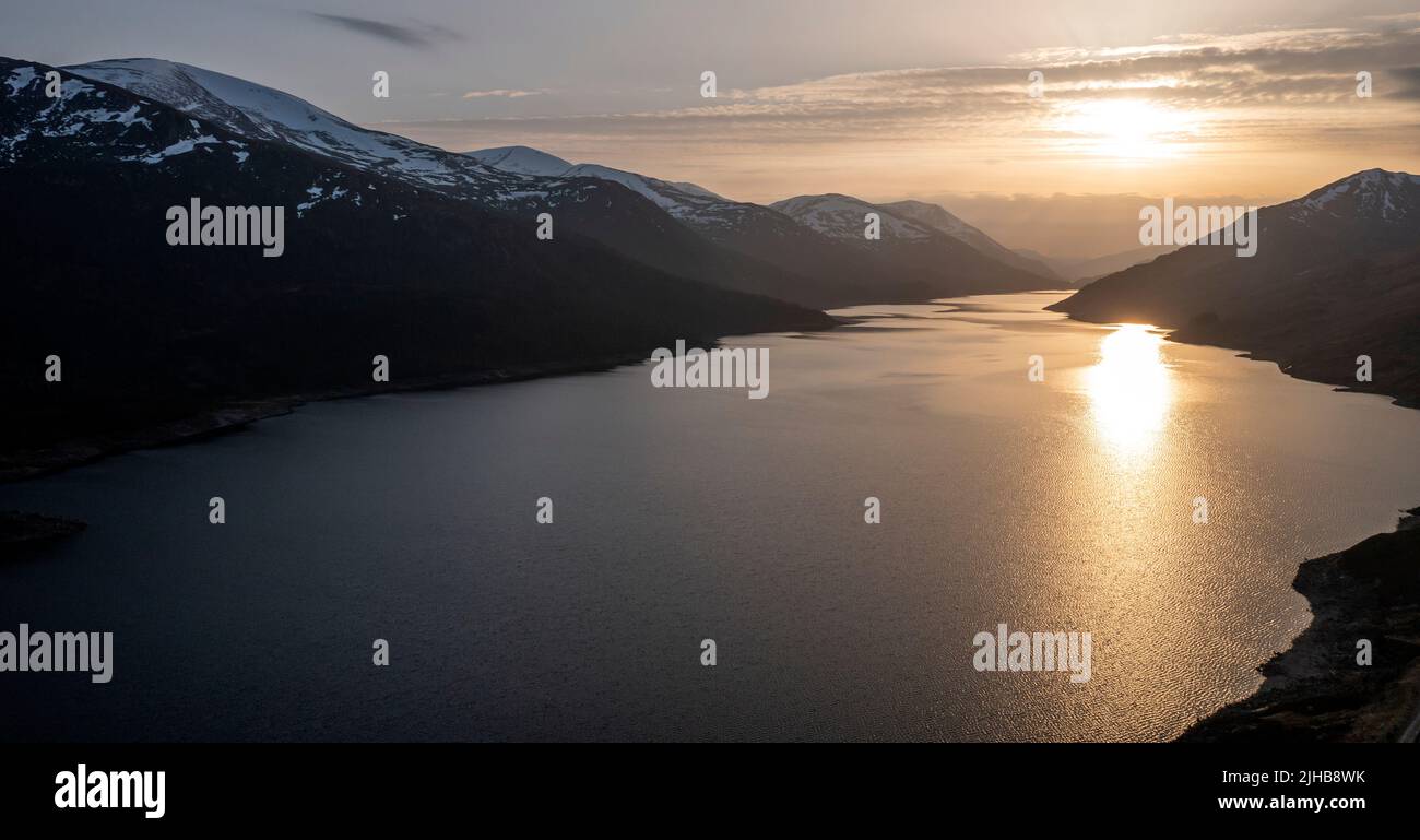 Loch Mullardoch en Sunset, Glen Cannich, Highlands Escocia Foto de stock
