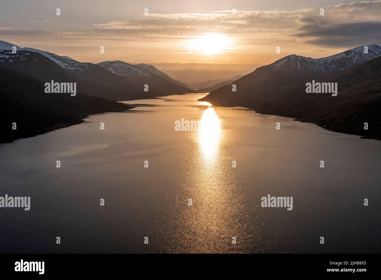 Loch Mullardoch en Sunset, Glen Cannich, Highlands Escocia Foto de stock
