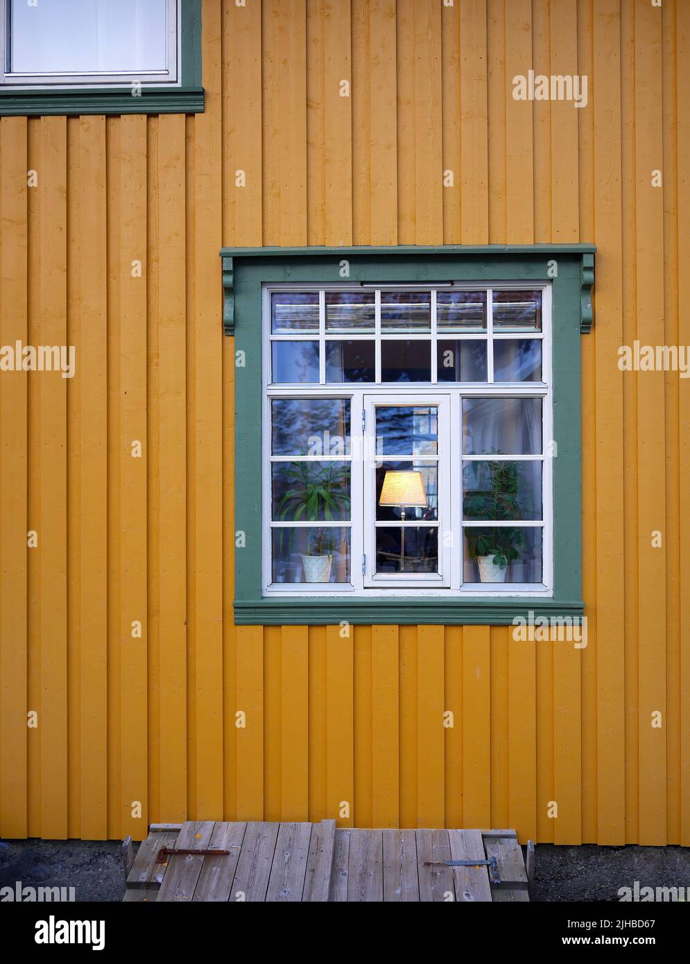 Diseño geométrico de la elevación de la ventana de madera y cristal local en Noruega Foto de stock