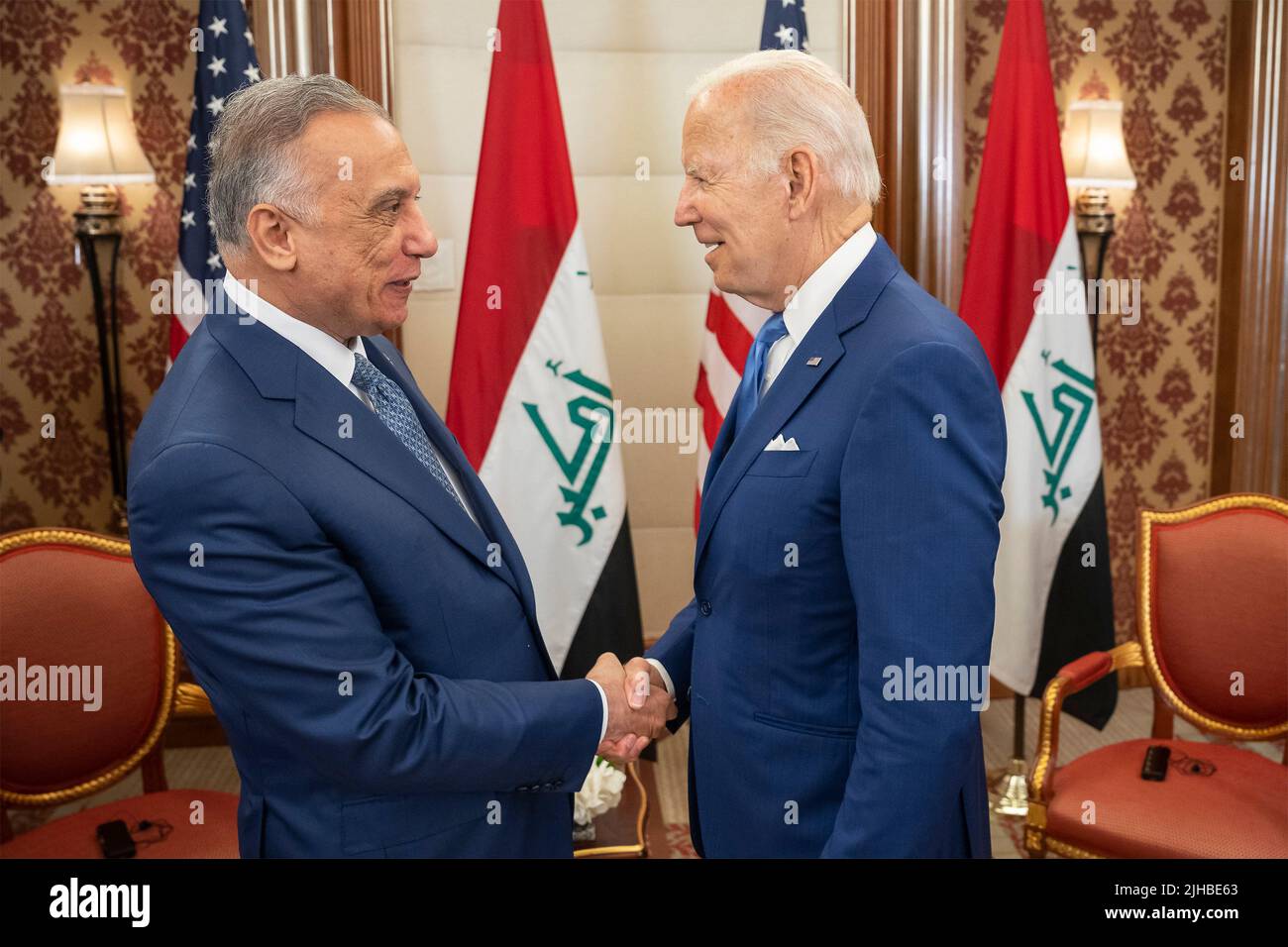 Jeddah, Arabia Saudita. 16th de julio de 2022. Joe Biden, presidente de Estados Unidos, saluda al primer ministro iraquí Mustafa Al-Kadhimi, que salió, antes del comienzo de una reunión bilateral cara a cara, al margen de la Cumbre de Seguridad y Desarrollo de Jeddah, el 16 de julio de 2022 en Jeddah, Arabia Saudita. Crédito: Adam Schultz/White House Photo/Alamy Live News Foto de stock