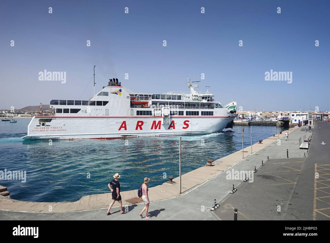 Ferry a Lanzarote en el puerto de Corralejo Fuerteventura Foto de stock