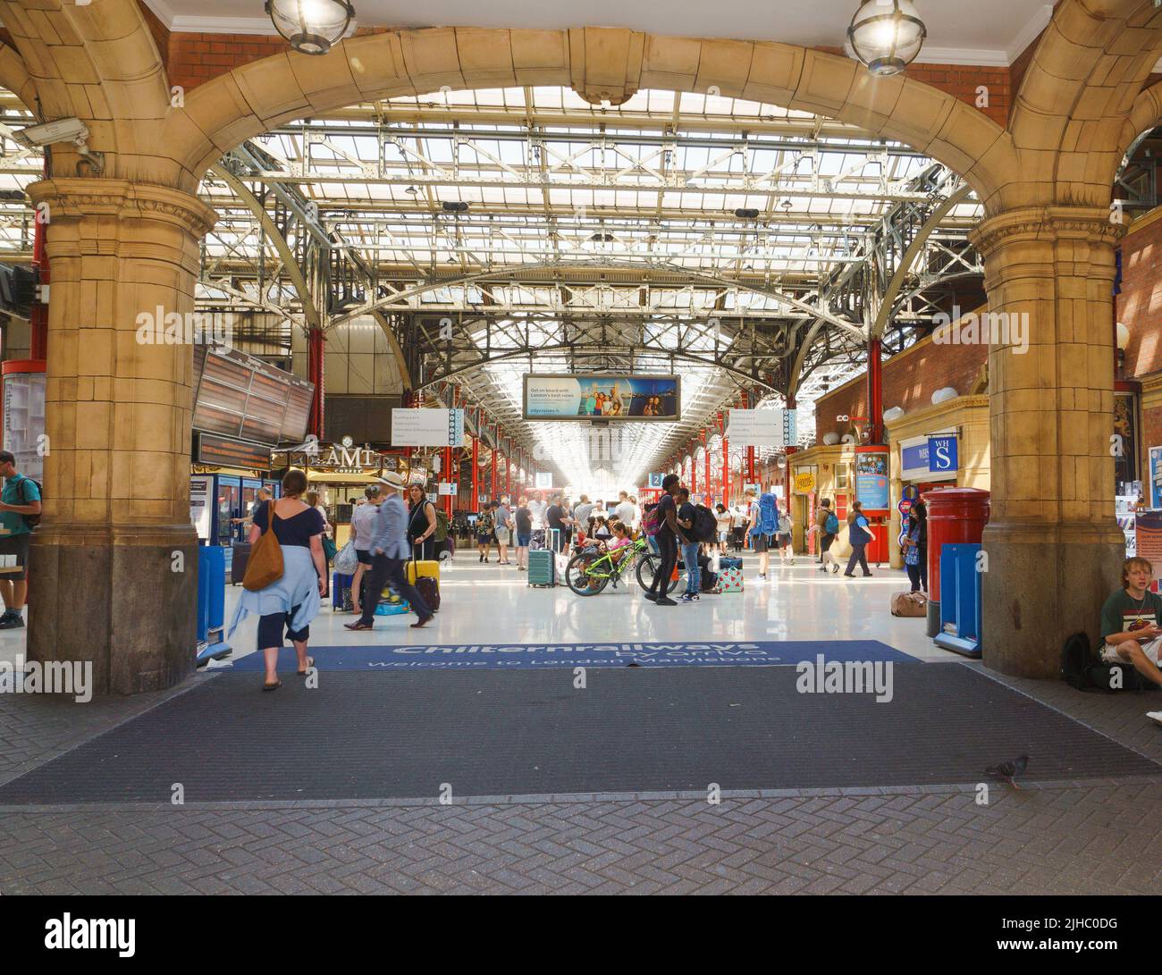 Una instantánea dentro de la estación Marylebone, Londres, Reino Unido (tomada desde la pasarela pública). Foto de stock