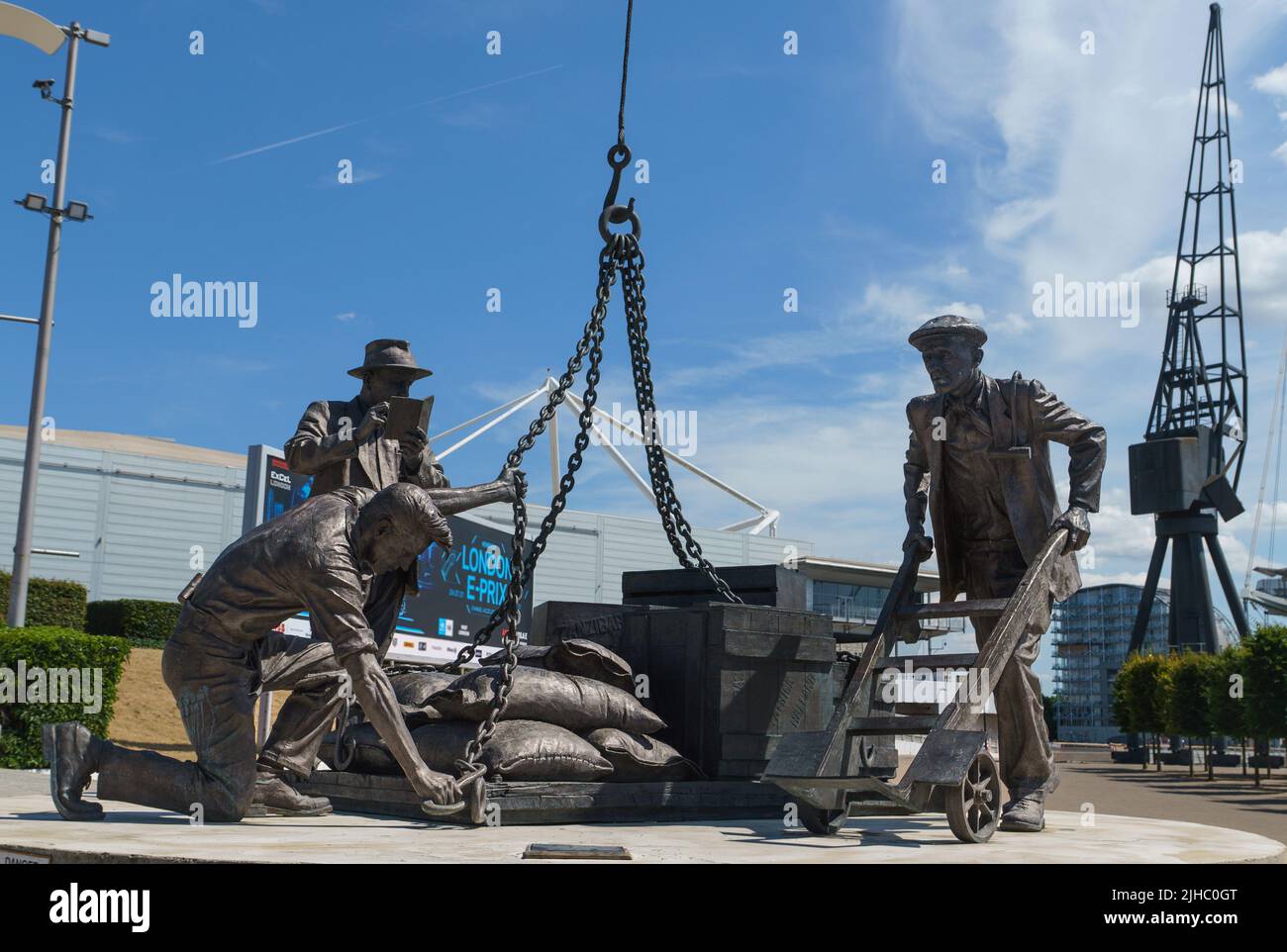 'Desembarcó' la estatua de los Dockers de Les Johnson en Victoria Dock. Foto de stock