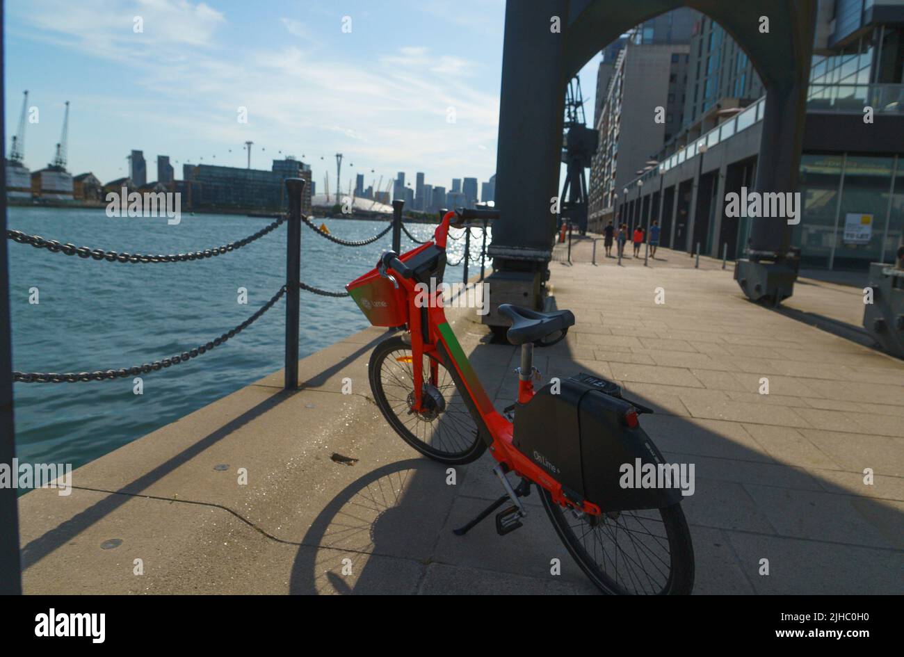 Alquiler de una bicicleta de salto (Uber) estacionada en el muelle del Royal Victoria Dock, Londres, Reino Unido Foto de stock