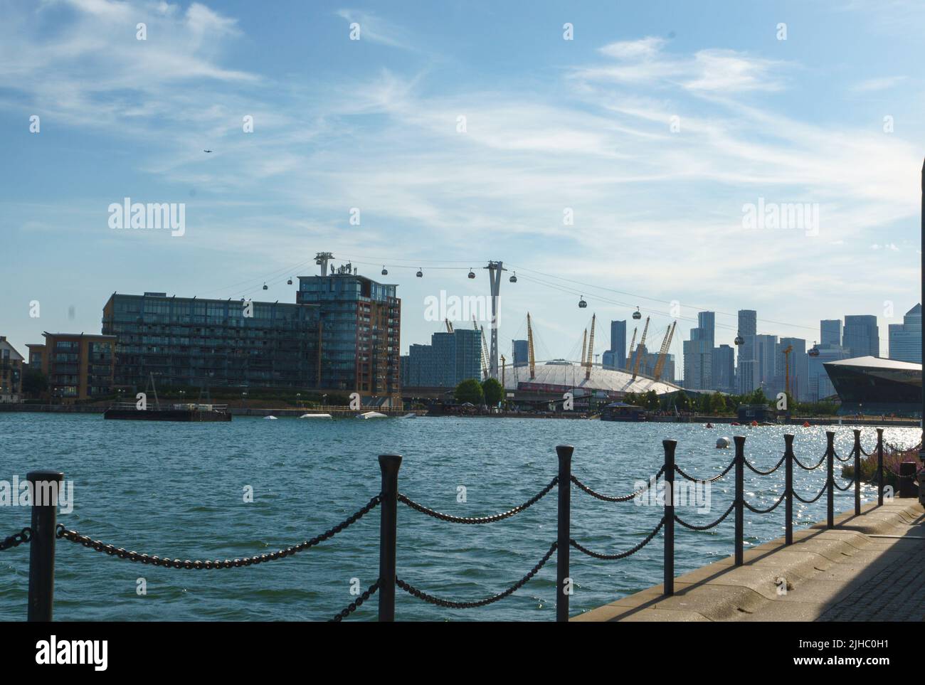 Una vista de la cúpula del milenio y los teleféricos desde el Royal Victoria Dock, Londres, Reino Unido Foto de stock