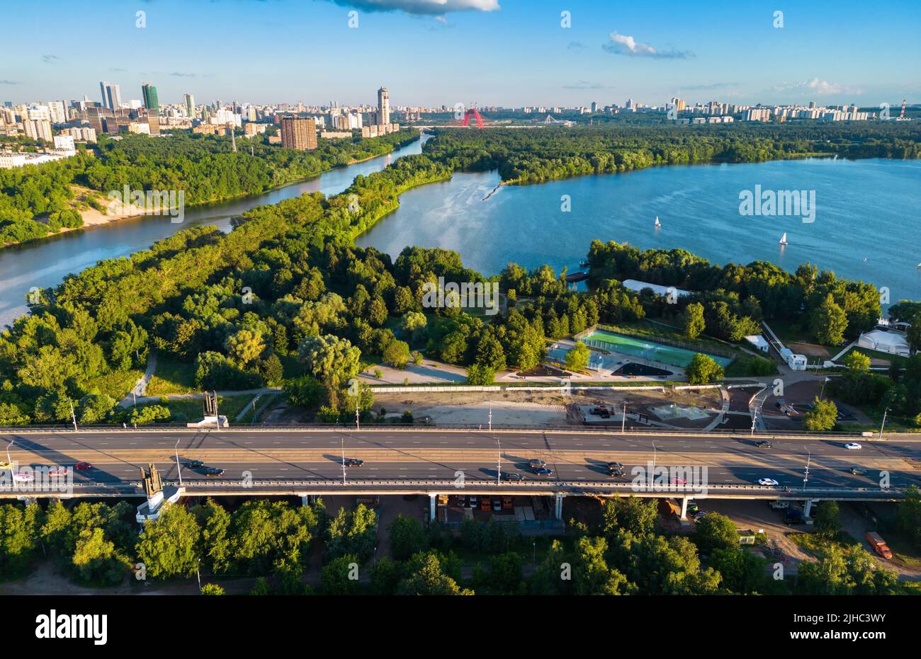Opinión de Moscú, Rusia. Vista panorámica aérea del río Moskva, bahía y parque en el distrito de Schukino. Paisaje de Stroginsky puente carretera, bonito paisaje de Mosco Foto de stock
