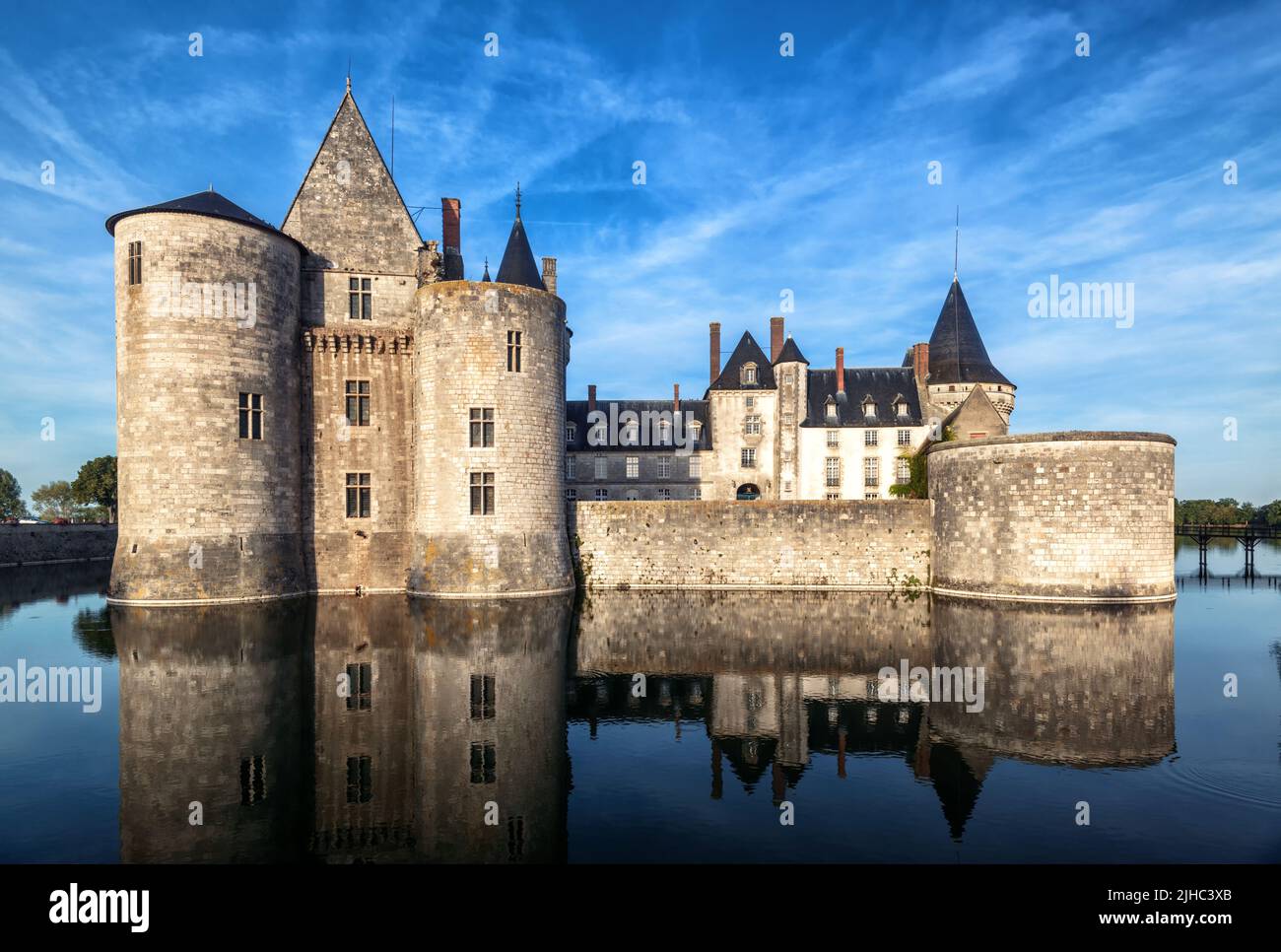 Castillo de Sully-sur-Loire, Francia. Es un punto de referencia del Valle del Loira. Vista del castillo medieval francés como fortaleza en medio del río, paisaje de Foto de stock