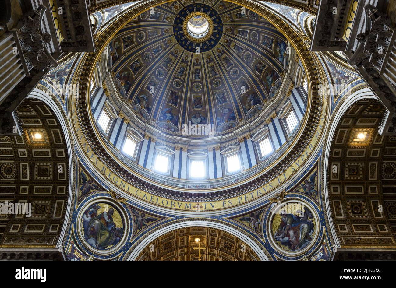 Dentro de la cúpula de la Basílica de San Pedro, Roma, Italia. La vistosa catedral de San Pedro es uno de los principales lugares de interés de Roma y la Ciudad del Vaticano. Bar de lujo Foto de stock
