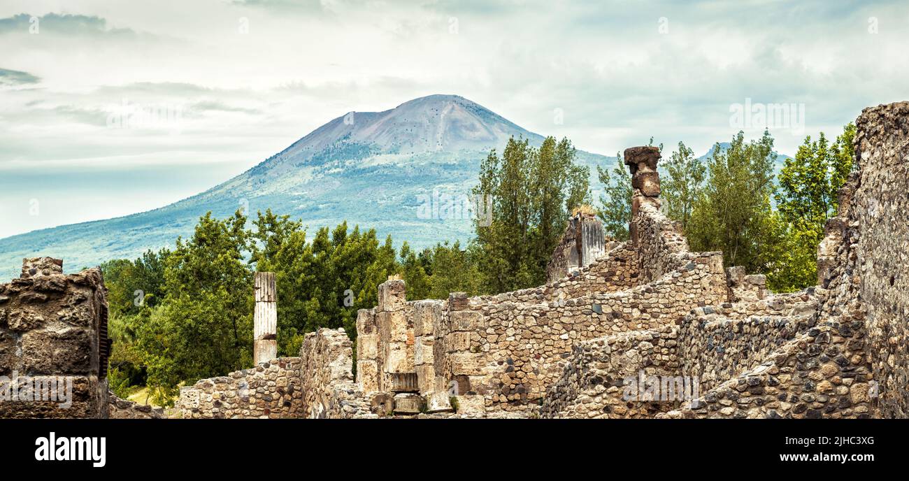 Vista del Monte Vesubio desde Pompeya, Campania, Italia. Panorama panorámico de las ruinas de la ciudad y el volcán Vesubio. Paisaje con zona arqueológica y el Vesubio Foto de stock