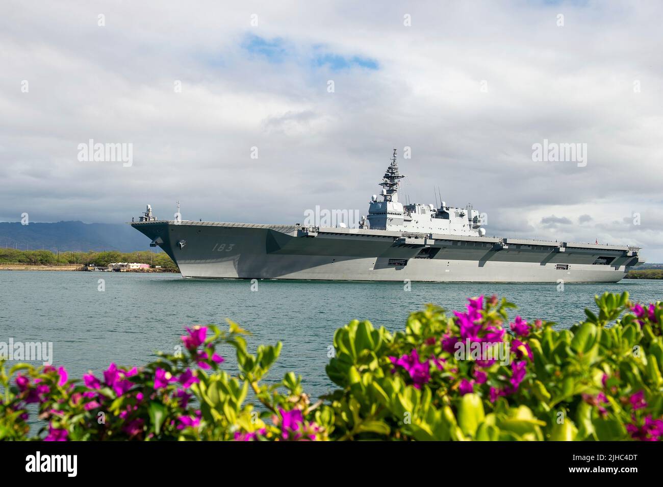 Pearl Harbor, Estados Unidos. 12 de julio de 2022. El destructor de helicópteros JS Izumo de la Fuerza Marítima de Autodefensa de Japón sale de Pearl Harbor para comenzar la fase en el mar de Rim of the Pacific 12 de julio de 2022 en Honolulu, Hawaii. Crédito: MC2 Aiko Bongolan/US Navy/Alamy Live News Foto de stock