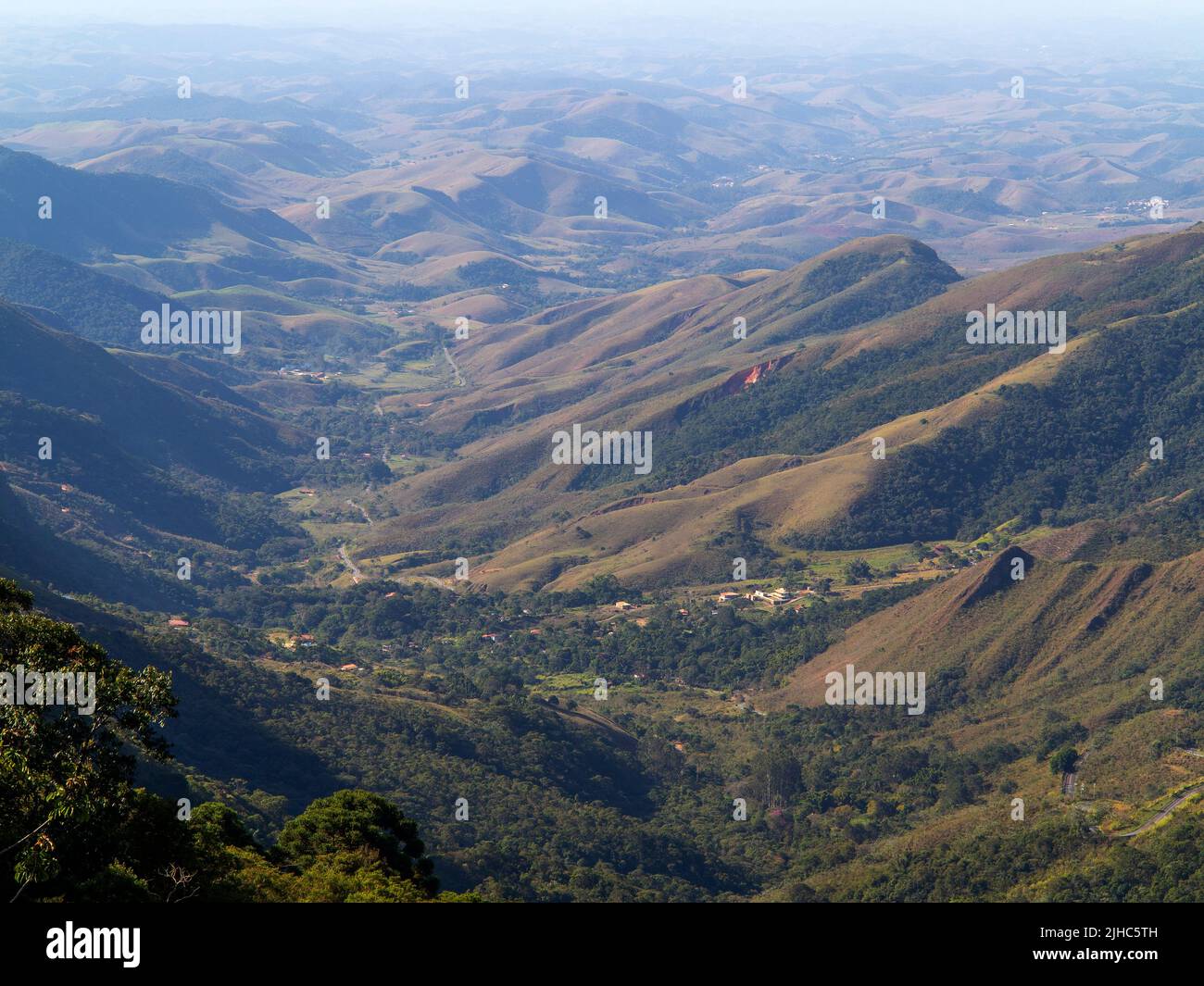 Profundos valles en las colinas de Bocaina, un popular destino turístico de São Paulo Estate Foto de stock