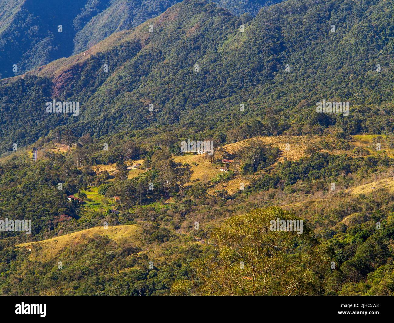 Profundos valles en las colinas de Bocaina, un popular destino turístico, São Paulo Estate Foto de stock