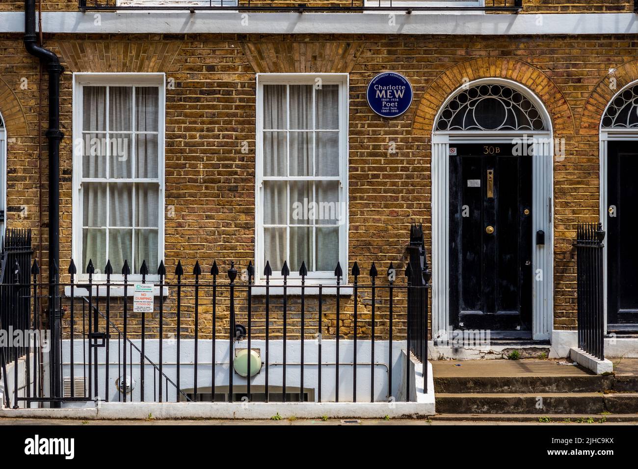 Charlotte Mew Placa azul en casa en 30 Doughty Street Blooomsbury Londres. Inscripción Charlotte Mew 1869-1928 Poeta vivió aquí 1869-1890. Foto de stock